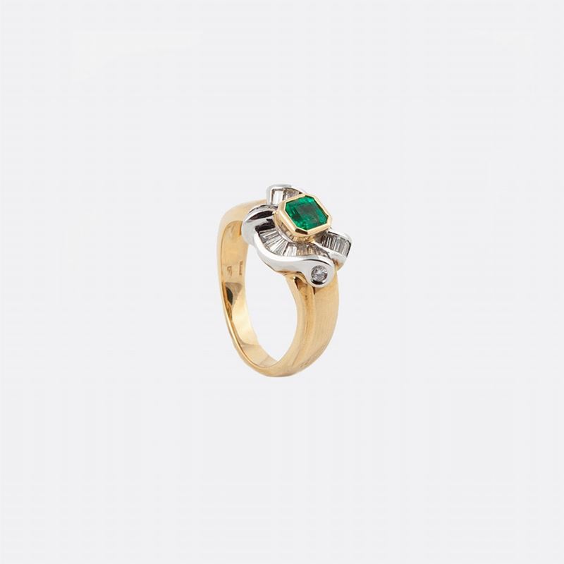 Anello in Oro con Smeraldo e Diamanti
