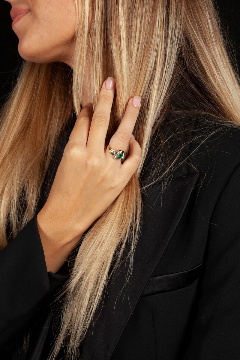 Anello in Oro con Smeraldo e Diamanti