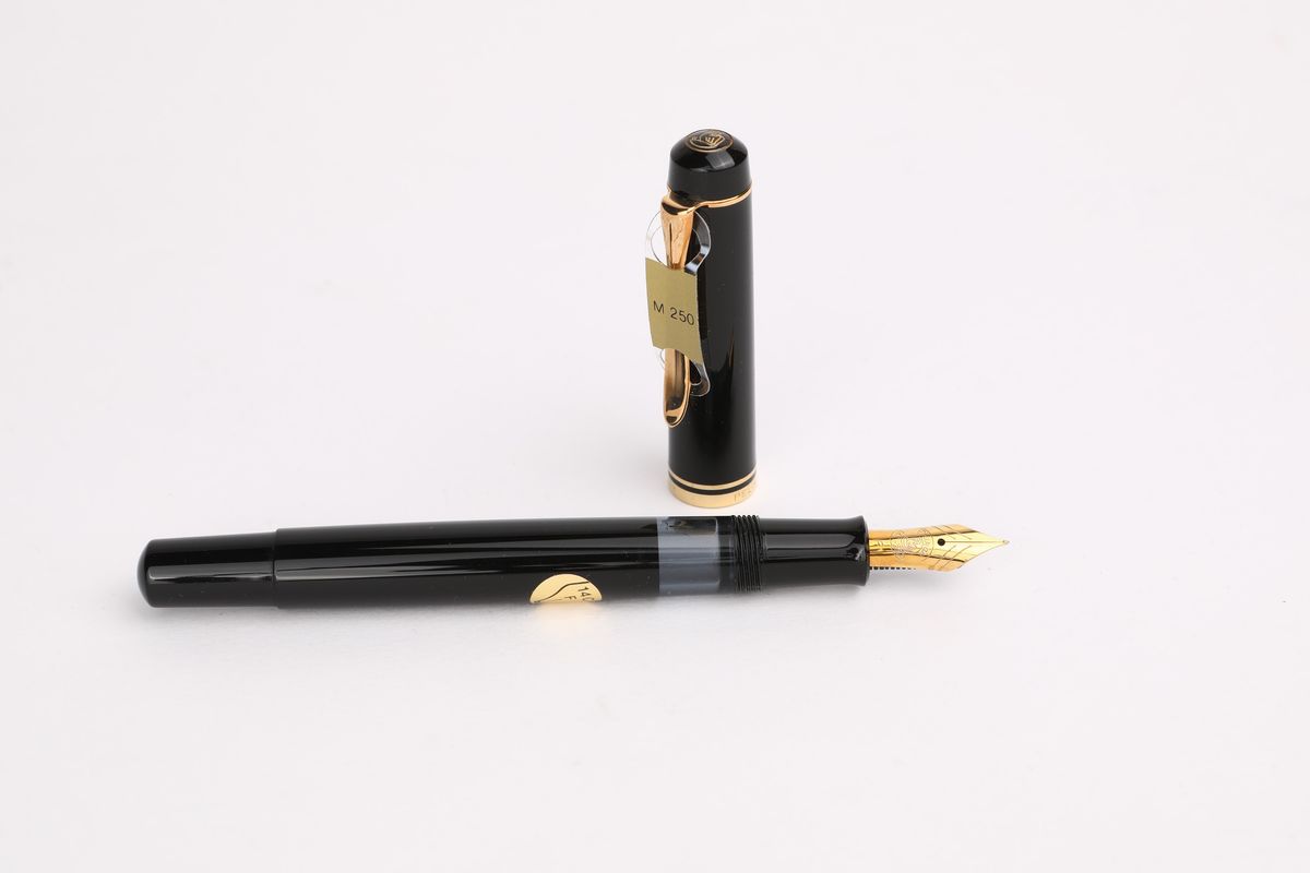 Pelikan 250m Linea Revival - Penna Stilografica in Vernice e Metallo Dorato