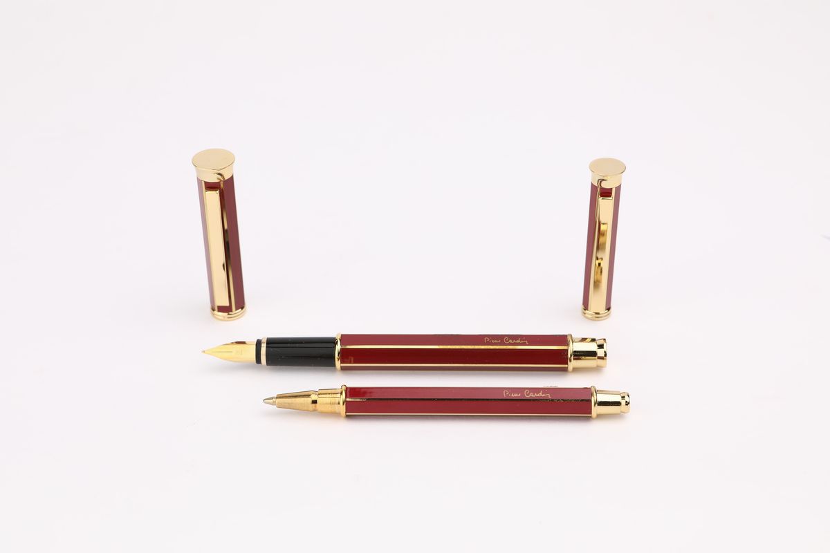 Pierre Cardin Les Plus - Penna Stilografica e Penna a Sfera in Metallo Dorato e Smalto Rosso