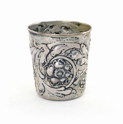 Antico Gobelet in Argento Sbalzato e Cesellato