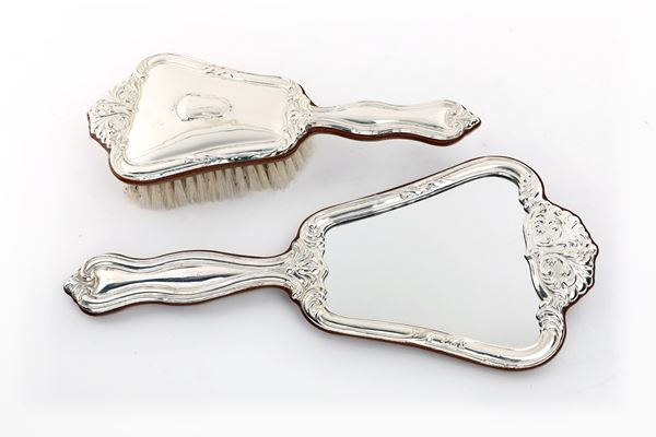 Specchio e spazzola in legno rivestisti con lamina d'argento