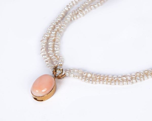 Torchon di perle d'acqua dolce, oro, spola di corallo e brillanti  - Asta Jewels  [..]