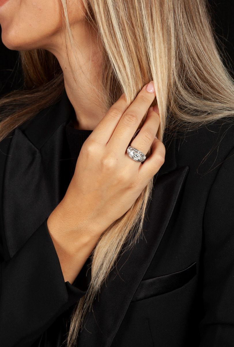 Anello a Fascia in Oro con Tre Brillanti Anni '30
