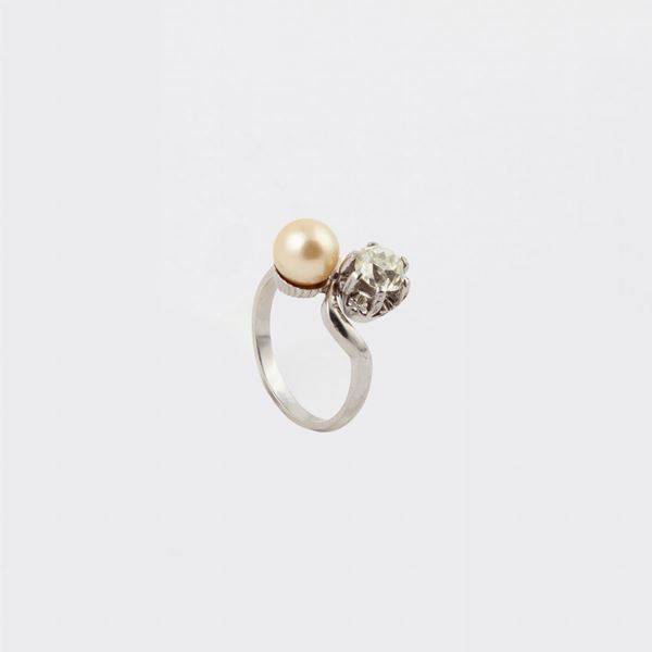 Anello contrariè in oro con perla e diamante solitario