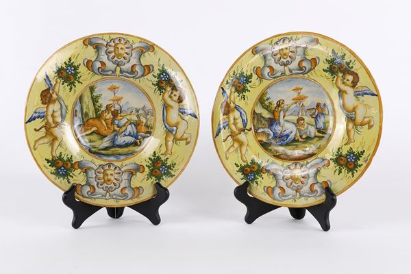 Due piatti da parata in ceramica policroma, produzione italiana del Novecento