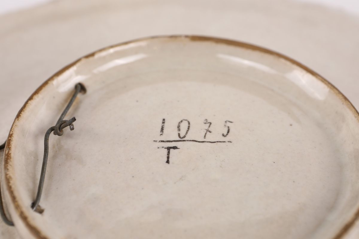 Due Piatti da Parata in Ceramica Policroma, Produzione Italiana del Novecento