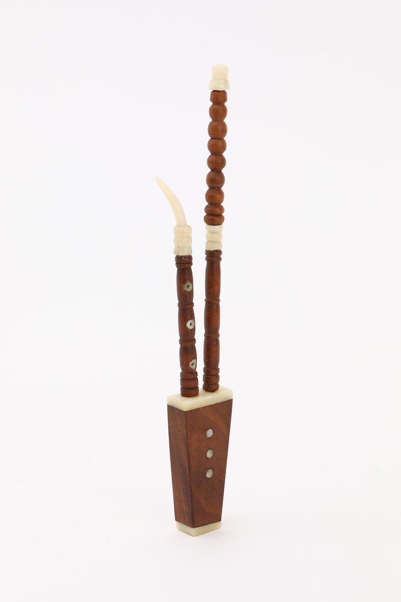 Strumento Esotico a Soffio in Legno ed Osso