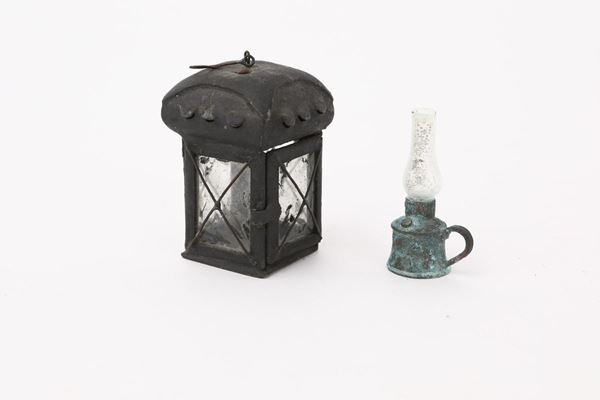 Lanterna e lucerna rispettivamente in metallo, rame e vetro  - Asta Antichi Pastori da Presepe - Casa d'Aste Arcadia