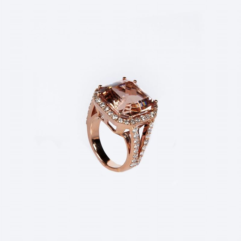 Anello in Oro Rosa con Morganite e Brillanti