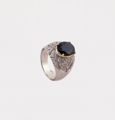 Anello a Cupola in Oro con Diamanti e Zaffiro