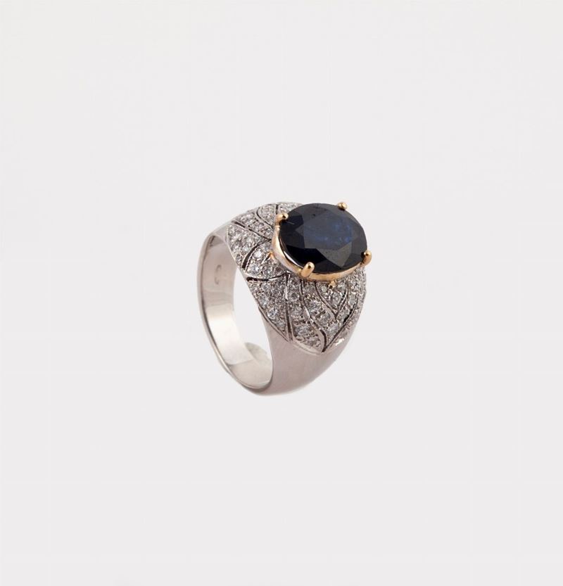 Anello a Cupola in Oro con Diamanti e Zaffiro