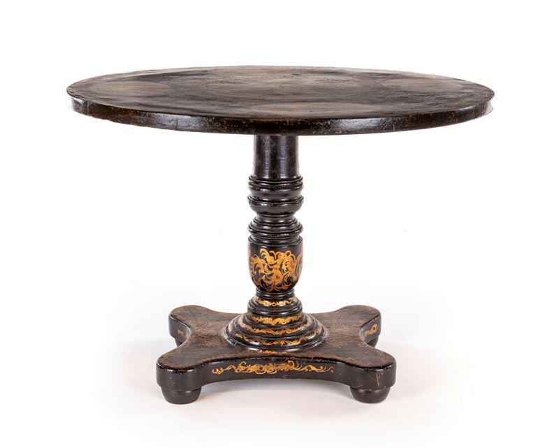 Tavolo Basso in Legno Laccato Nero con Arabeschi Dorati, Italia Meridionale, Seconda Metà del XIX...