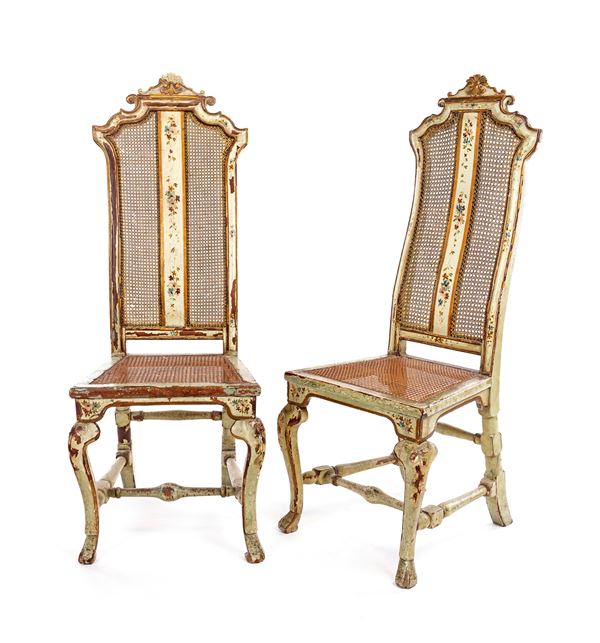 Coppia di sedie in legno laccato crema, Veneto, XVIII secolo
