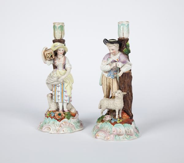 Coppia di candelieri in porcellana policroma, Francia, seconda metà del XIX secolo