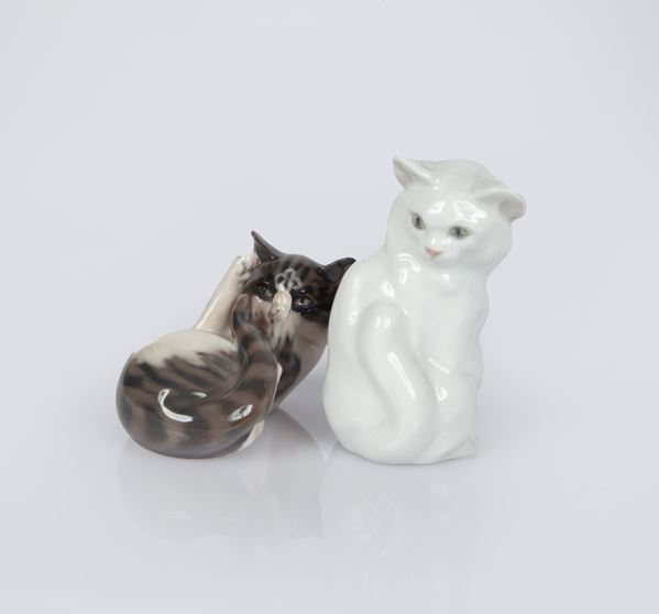 Due figure di gatto in porcellana bianca e policroma, Royal Copenaghen