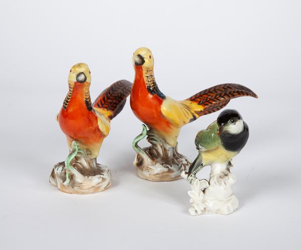 Tre uccelli in porcellana policroma