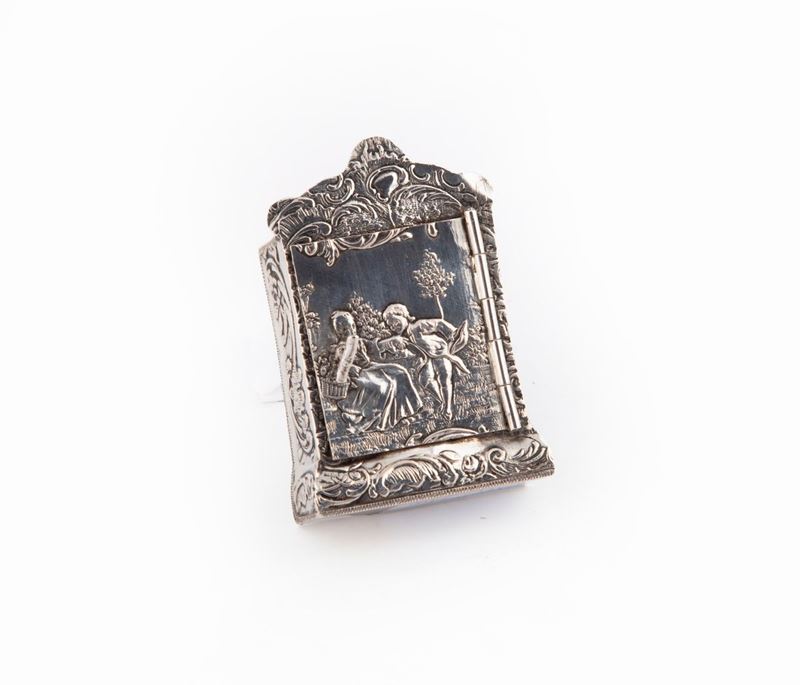 Piccola Scatola in Forma di Edicola in Argento Sbalzato, Paesi Bassi, XIX Secolo