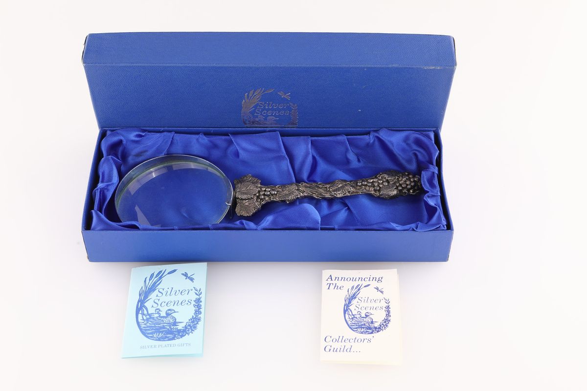 Lente D'ingrandimento da Tavolo in Silver Plated. Maureen Story Jones, Galles.