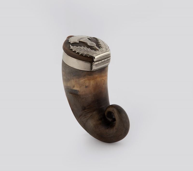 Snuff Mull in Corno di Capra Piegato a Fuoco e Metallo Argentato, Scozia, XIX Secolo