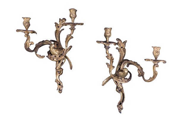 Coppia di appliques a due luci in bronzo dorato, XIX secolo
