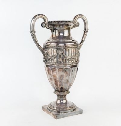 Grande Vaso Biansato in Argento Sbalzato, Napoli XIX Secolo