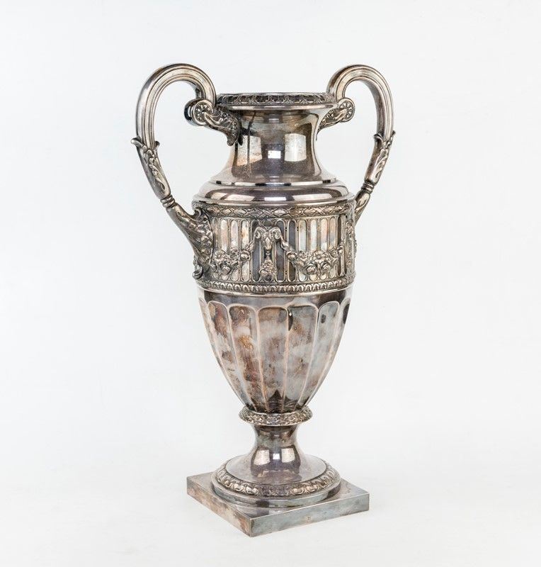 Grande Vaso Biansato in Argento Sbalzato, Napoli XIX Secolo