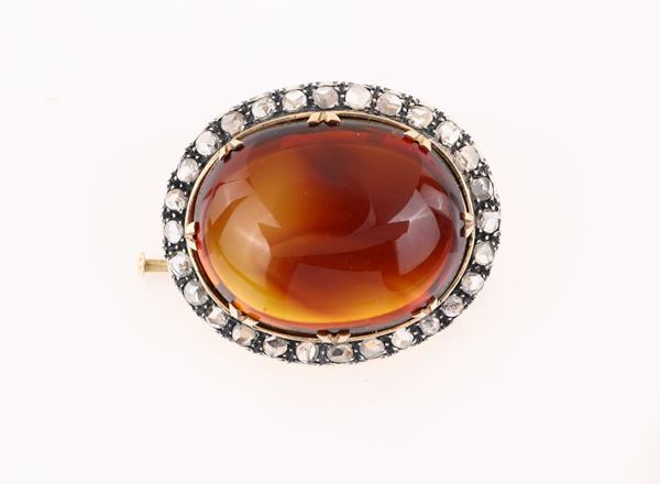 Spilla in oro, argento diamanti e ambra cabochon