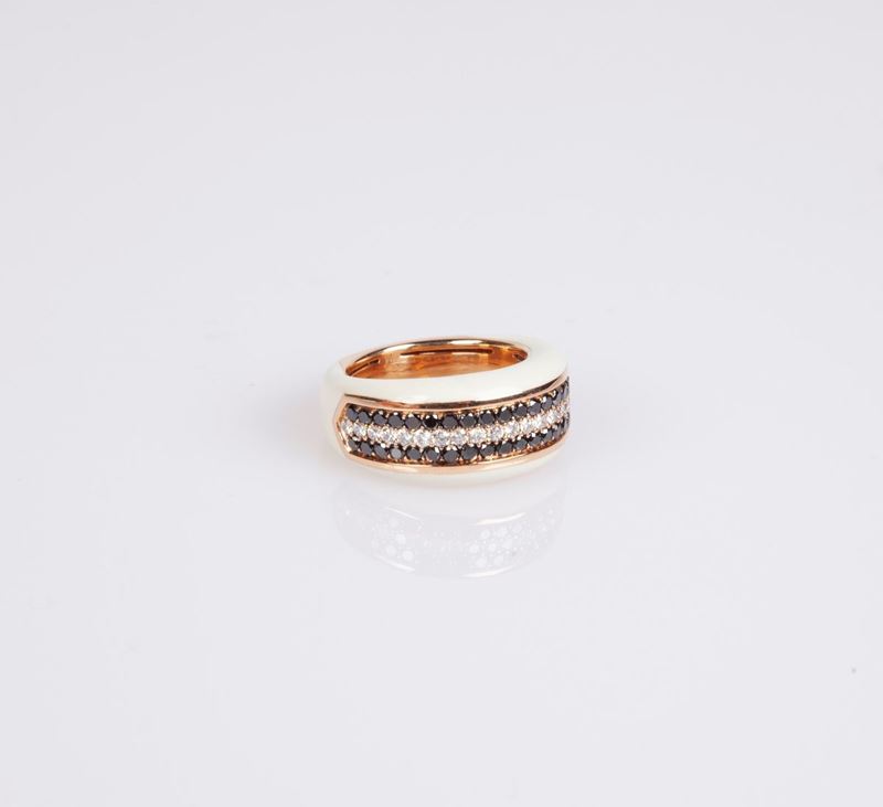 Anello in Oro, Smalto Bianco e Brillanti