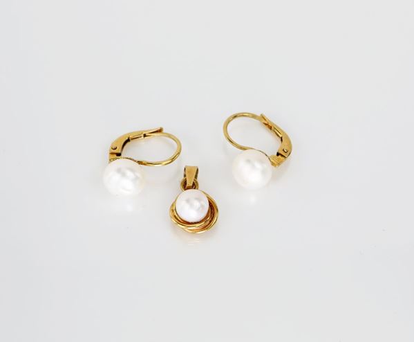 Parure orecchini e pendente in oro e perle