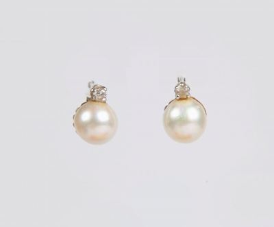 Coppia di Orecchini in Oro Perla e Diamante