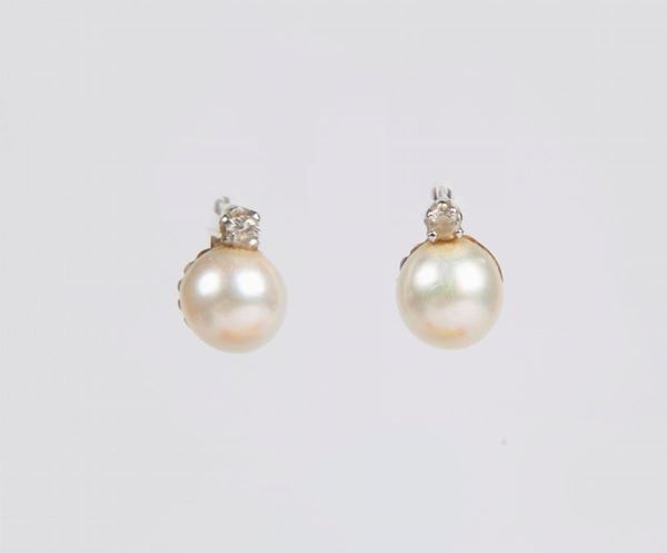 Coppia di orecchini in oro perla e diamante