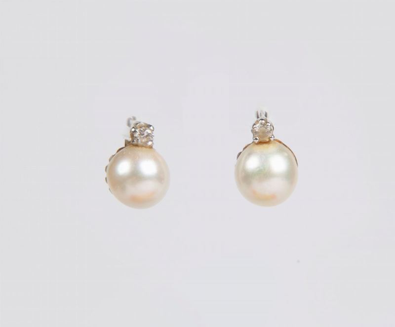 Coppia di Orecchini in Oro Perla e Diamante