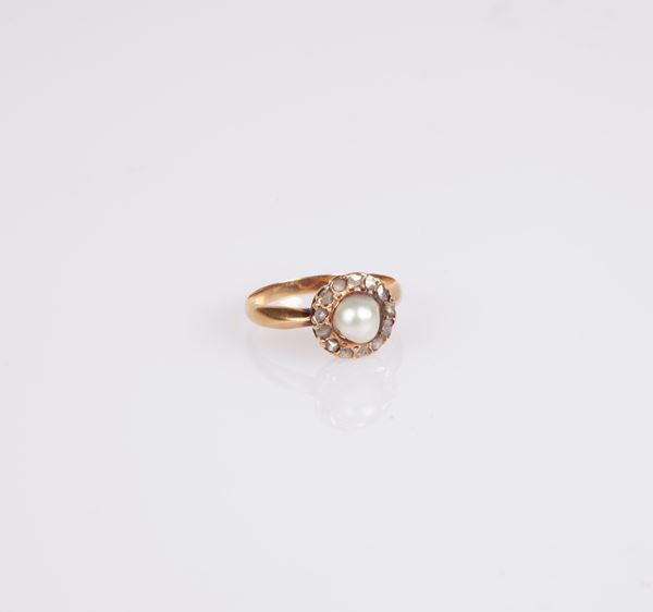 Anello antico in oro, perla e diamanti