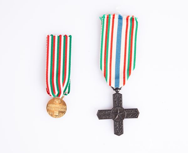 2 medaglie commemorative della I Guerra Mondiale: 50° anniversario della Vittoria in oro 750/000; Croce dell'Ordine di Vittorio Veneto