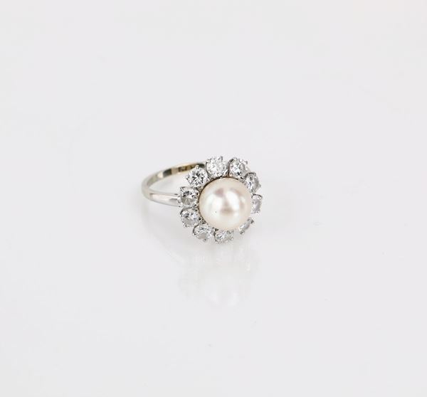 Anello in oro con perla giapponese e brillanti