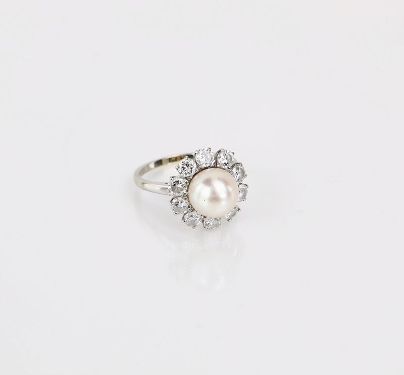 Anello in Oro con Perla Giapponese e Brillanti