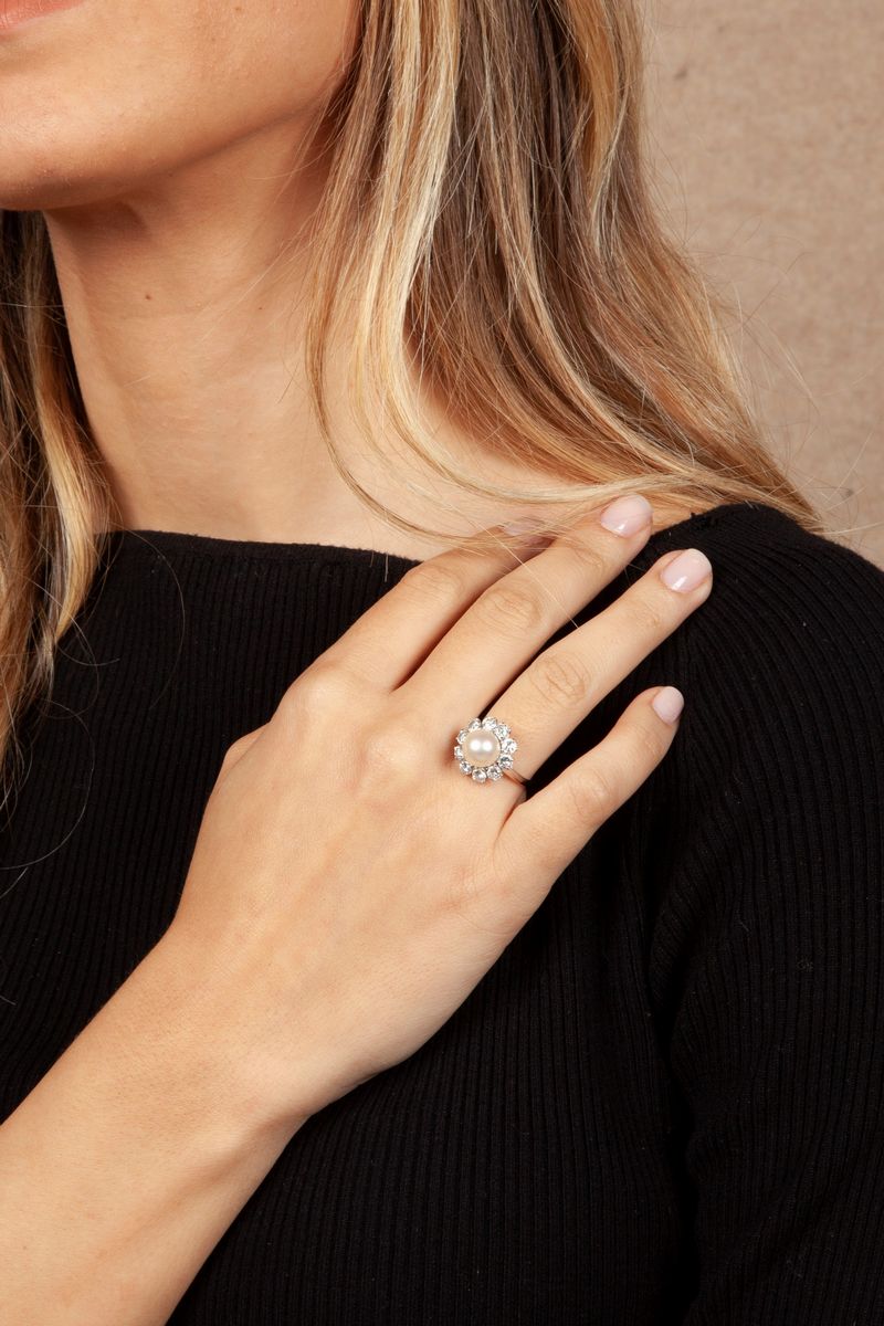 Anello in Oro con Perla Giapponese e Brillanti