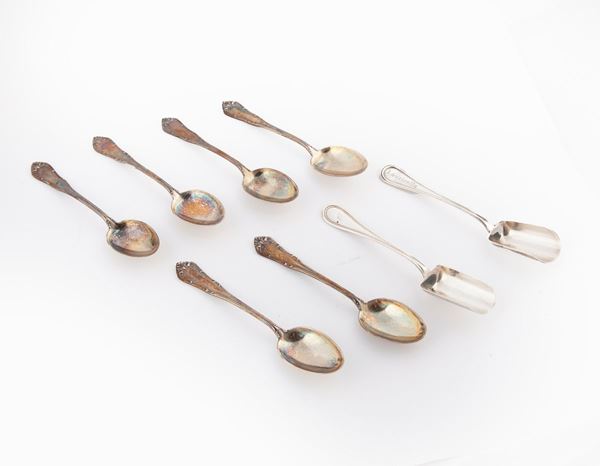 Sei cucchiaini da caffè e due palette da zucchero