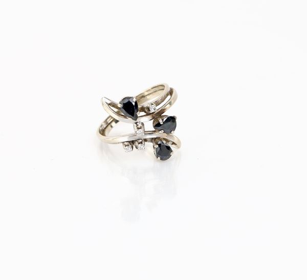 Anello a fiore in oro, zaffiri e brillanti