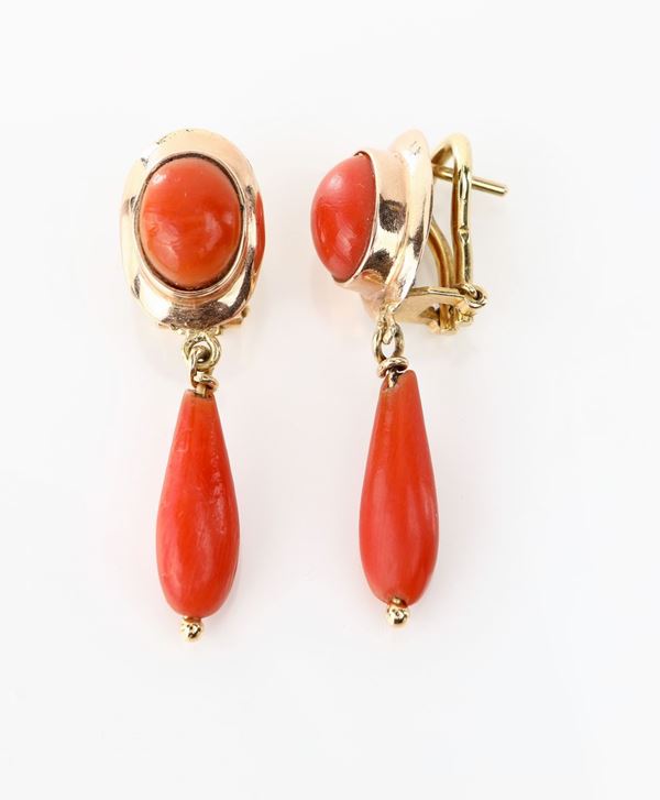 Coppia di orecchini in oro e corallo rosso