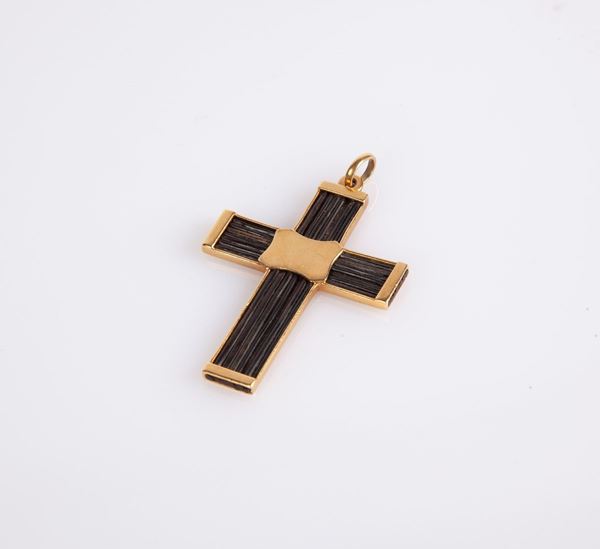 Croce in oro giallo e caucciù