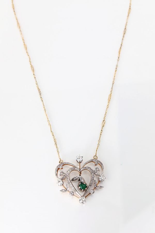 Pendente a cuore anni '20 in oro e platino con diamanti e smeraldo cabochon