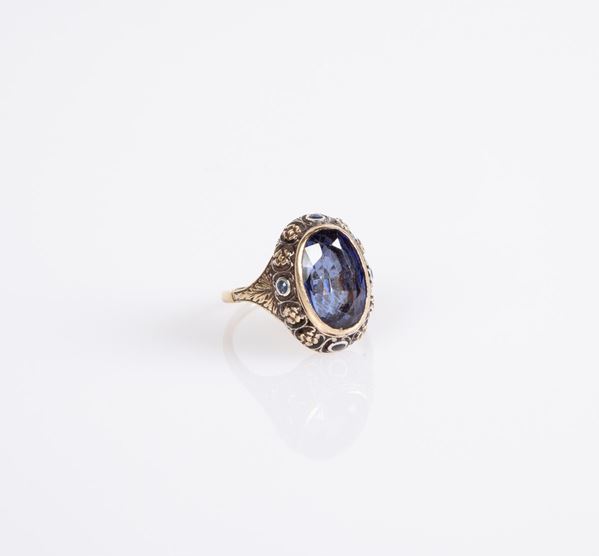 Anello in oro, zaffiri e zaffiro sintetico centrale, inizi del XX secolo