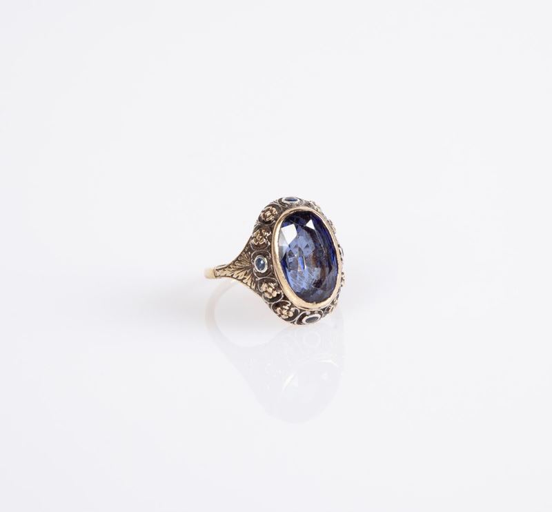 Anello in Oro, Zaffiri e Zaffiro Sintetico Centrale, Inizi del XX Secolo