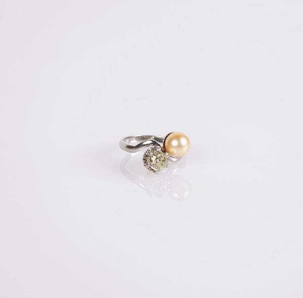 Anello anni '20 contrarié in oro, diamante e perla