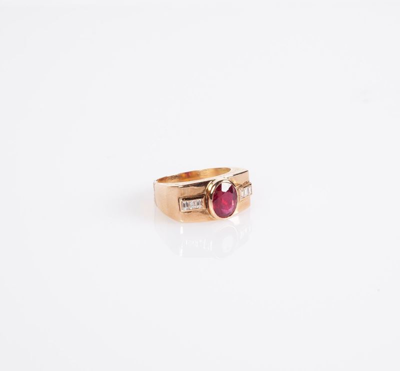 Anello in Oro Giallo, Diamanti e Rubino Centrale