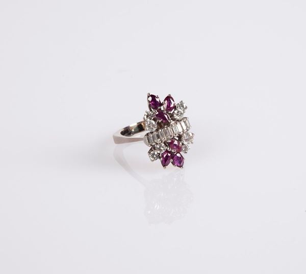 Anello a fiore in oro e diamanti e rubini