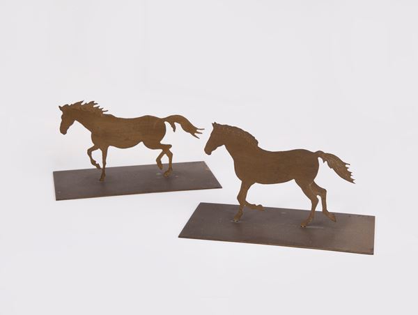 Lotto di due sculture raffiguranti Cavallo in corsa