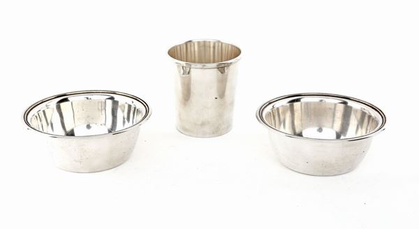 Bicchiere e coppia di portasapone da barba in argento